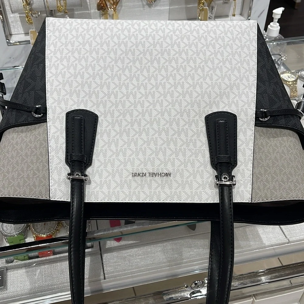 Michael Kors Voyager Large Color-Block Signature Logo Tote Bag
Optic White Mult - Picture 11 of 16